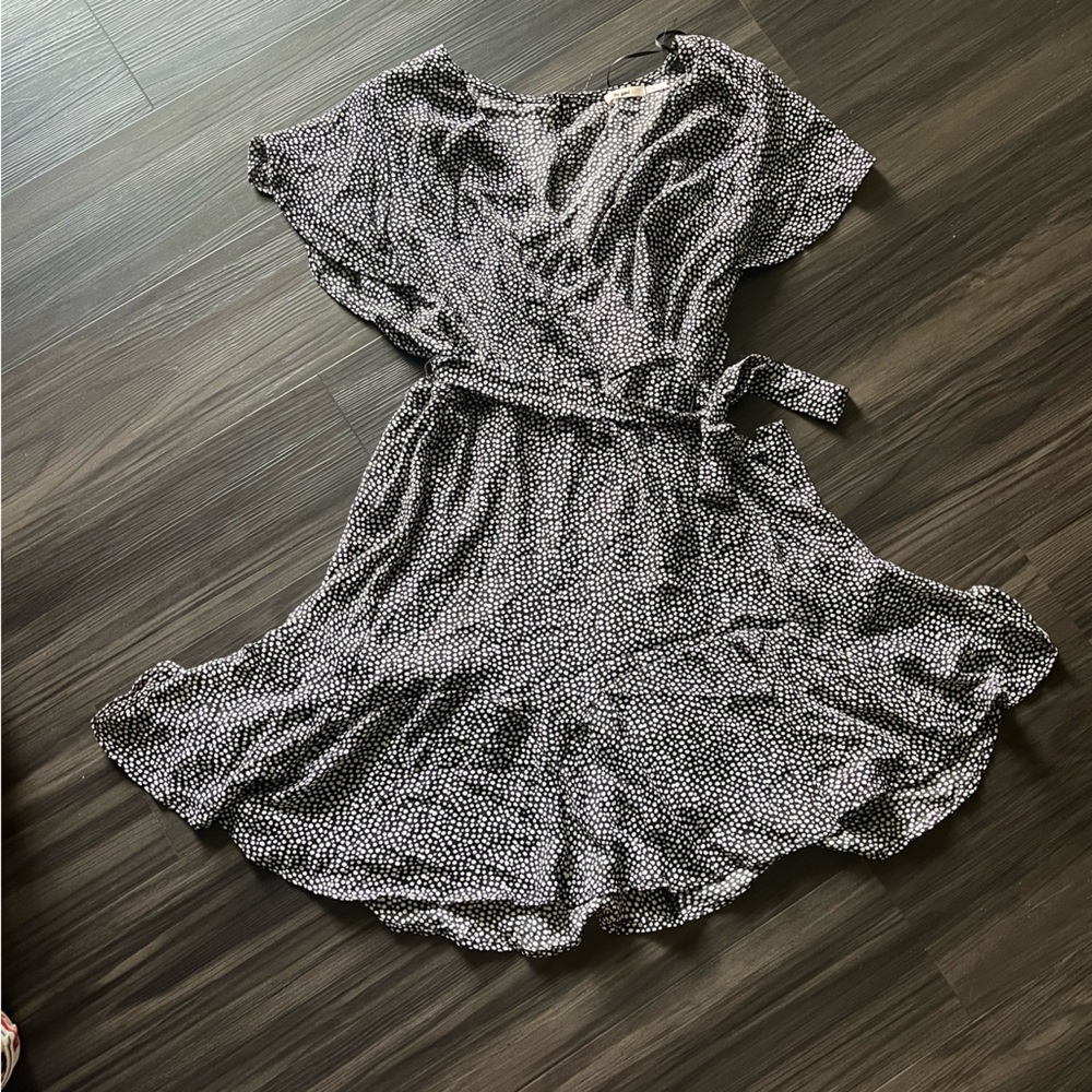 Francesca’s Black and White Waist Tie Dress